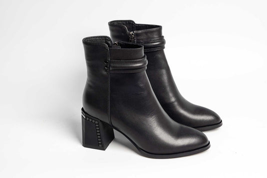 Elegant women's boots made of natural leather JOSE SIMON 822 N box