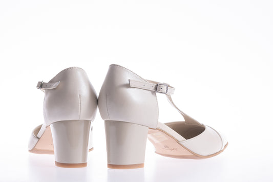 Elegant women's shoes made of genuine leather ANTONIO 7337 beige lacquer box