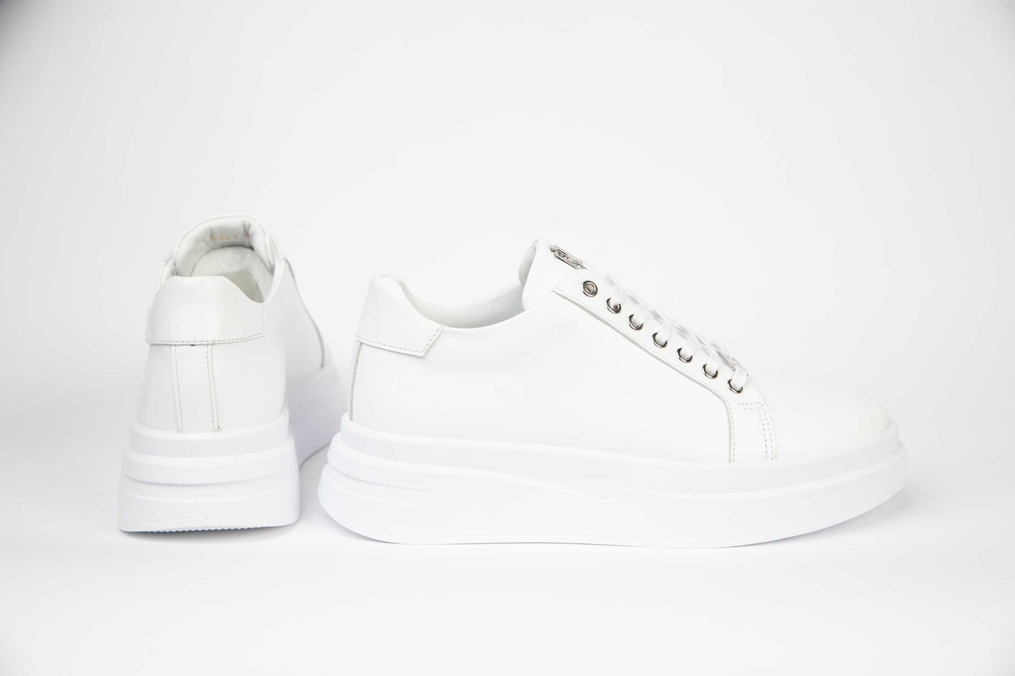 Men's casual shoes made of genuine leather JOHN RICHARDO 203 white (White)