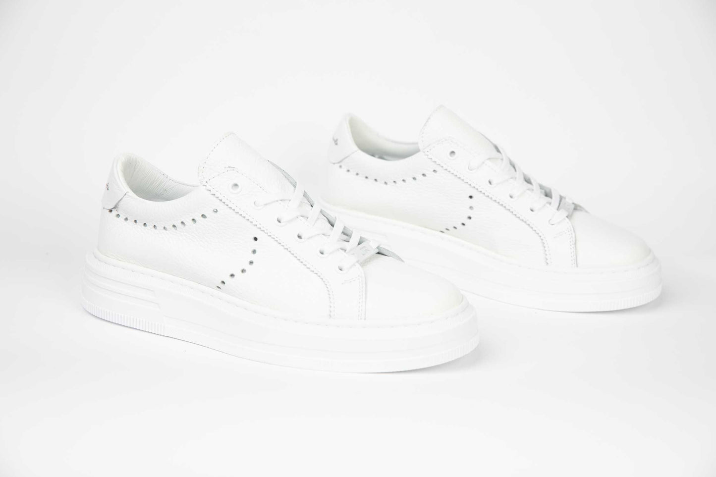 Men's casual shoes made of genuine leather JOHN RICHARDO 159 white (White)